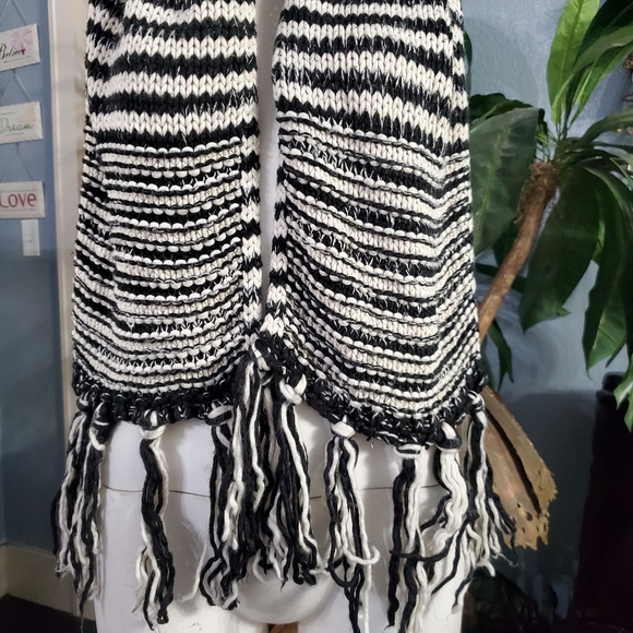 3pcs Scarf Bundle/ Vintage Fussy Tube, Pink Loop, Black and White Fringe Knit - Picture 10 of 13